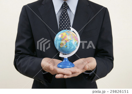 手に持った地球儀 手に持った地球儀 29826151