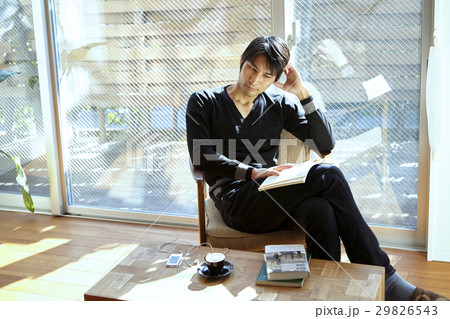 読書をする男性。リビングルームでくつろぐ。 29826543