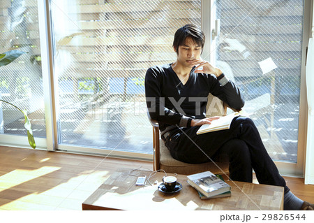 読書をする男性。リビングルームでくつろぐ。 29826544