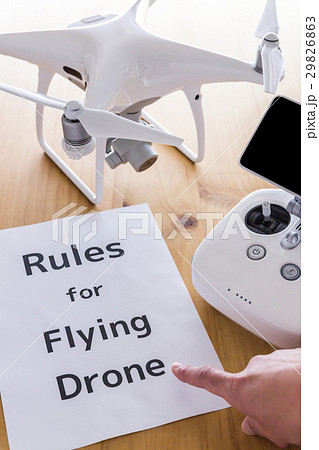 テーブル上のドローンと書類 29826863