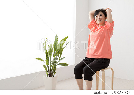 体を横にたおす女性、椅子 体を横にたおす女性、椅子 29827035