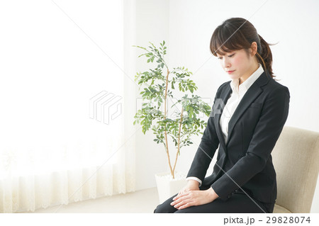 緊張した若いビジネスウーマン 緊張した若いビジネスウーマン 29828074