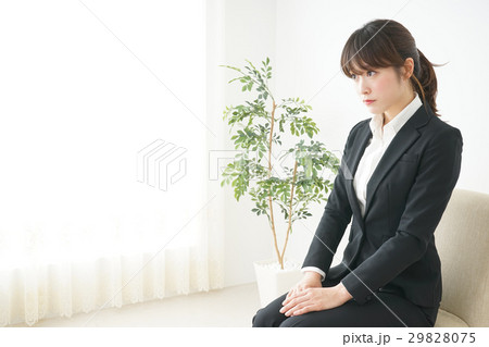 緊張した若いビジネスウーマン 緊張した若いビジネスウーマン 29828075