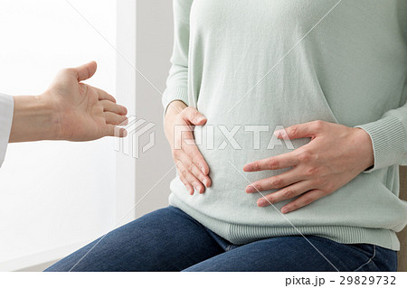 妊婦健診を受ける女性、喜ぶ、医者、女医、看護師 29829732