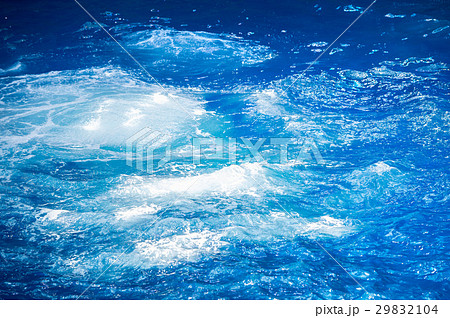 水面 水しぶき 泡 青 ブルー バブル 深い 深水の写真素材 水面 水しぶき 泡 青 ブルー バブル 深い 深水の写真素材