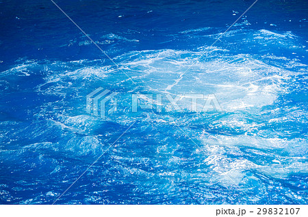 水面 水しぶき 泡 青 ブルー バブル 深い 深水の写真素材 水面 水しぶき 泡 青 ブルー バブル 深い 深水の写真素材