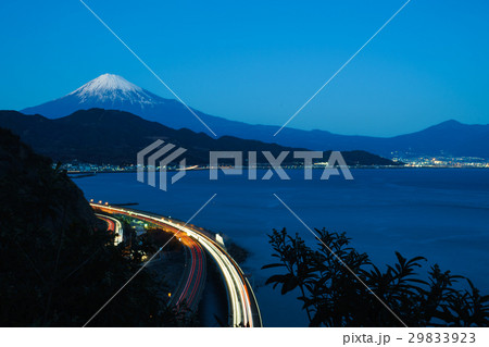 夜の薩埵峠展望台から見た富士山 夜の薩埵峠展望台から見た富士山 29833923