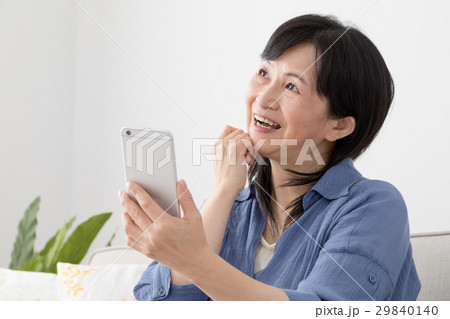 携帯電話を使う女性、喜ぶ、嬉しい 携帯電話を使う女性、喜ぶ、嬉しい 29840140
