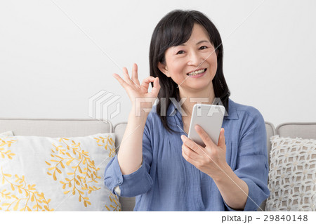 携帯電話を使う女性、オッケー、OK 携帯電話を使う女性、オッケー、OK 29840148
