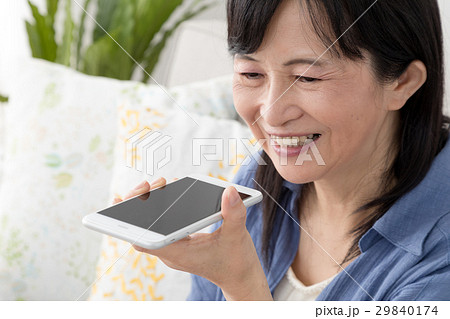 音声認識機能を使う女性、携帯電話、スマートフォン 29840174