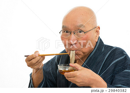 甚平姿で蕎麦を食べるシニア 甚平姿で蕎麦を食べるシニア 29840382