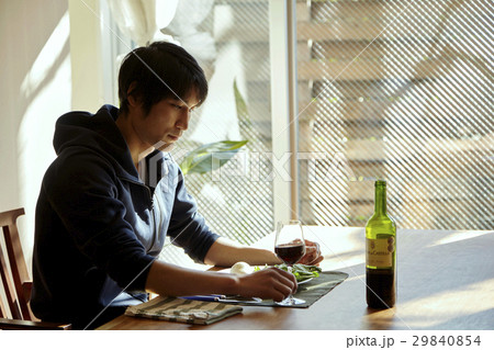 男の料理、美味しそうな一人飯。グラスを回す。 29840854