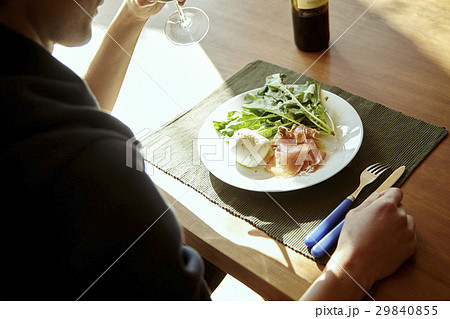 男の料理、美味しそうな一人飯。プロシュート、モッツァレラ、ルッコラのサラダ。 29840855