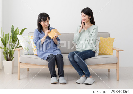 母からお小遣いをもらう娘 29840866