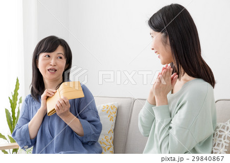 母からお小遣いをもらう娘 母からお小遣いをもらう娘 29840867