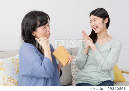 母からお小遣いをもらう娘 母からお小遣いをもらう娘 29840868