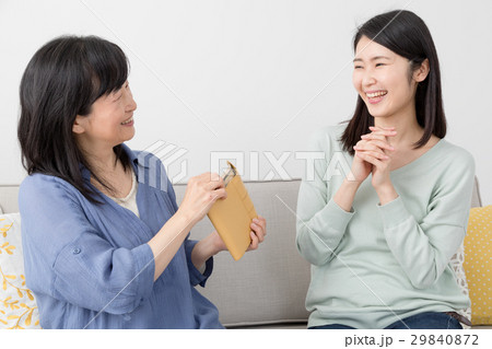 母からお小遣いをもらう娘 29840872