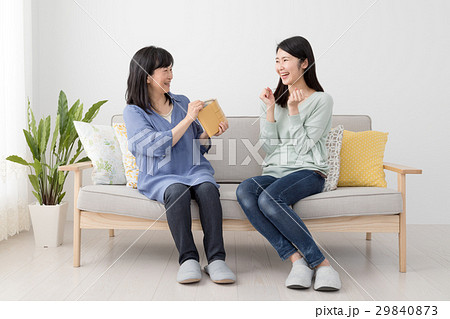 母からお小遣いをもらう娘 29840873