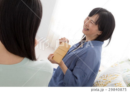 母からお小遣いをもらう娘 母からお小遣いをもらう娘 29840875