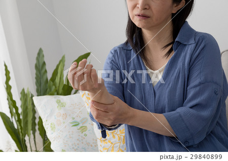 腕を気にする女性、痺れ、痛み、麻痺 腕を気にする女性、痺れ、痛み、麻痺 29840899