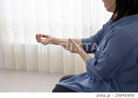 腕を気にする女性、痺れ、痛み、麻痺 腕を気にする女性、痺れ、痛み、麻痺 29840900
