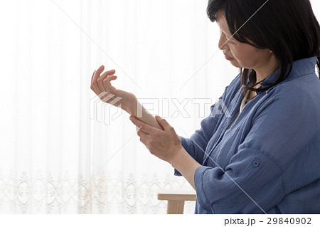 腕を気にする女性、痺れ、痛み、麻痺 29840902