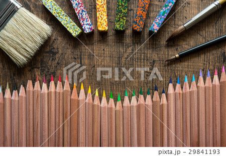 色鉛筆　絵筆　画材　アート 29841193