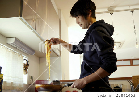 男の料理、ツナとパセリのトマトソース、盛り付けシーン。 男の料理、ツナとパセリのトマトソース、盛り付けシーン。 29841453