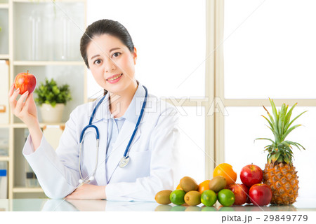 Doctor nutritionist with fruits Doctor nutritionist with fruits 29849779