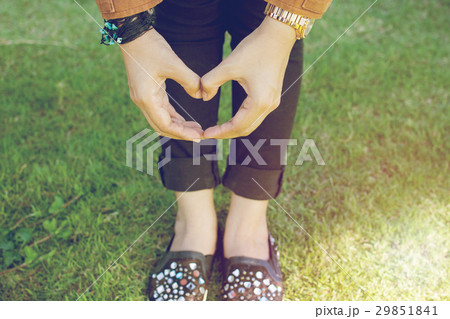Hand shaped head and light sunset Hand shaped head and light sunset 29851841