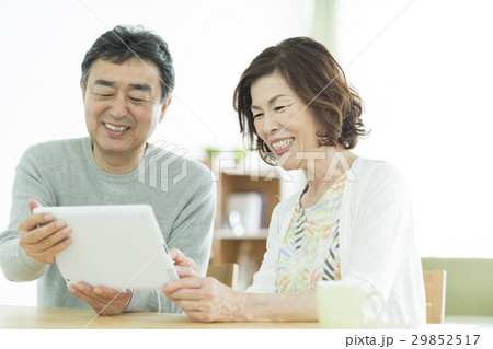 シニア夫婦 タブレットPC 29852517