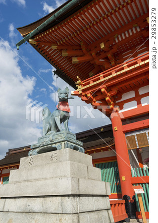 Fox statue, front gate of Fushimi Inari Shrine 29853279