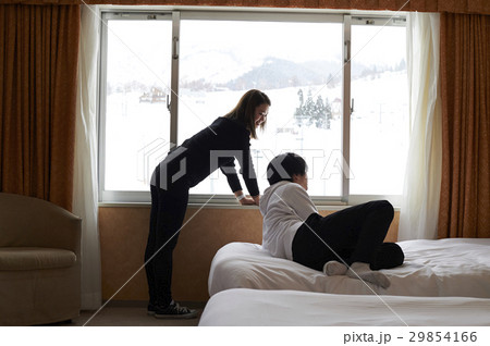 スキー旅行　ホテルでくつろぐカップル 29854166