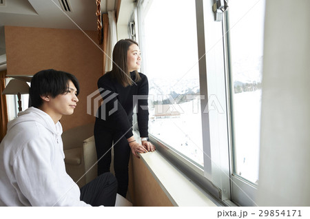 スキー旅行　ホテルでくつろぐカップル 29854171