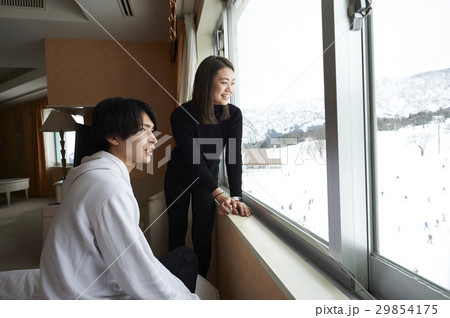 スキー旅行 ホテルでくつろぐカップル スキー旅行 ホテルでくつろぐカップル 29854175