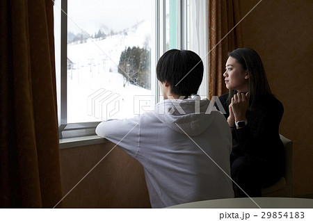 スキー旅行 ホテルでくつろぐカップル スキー旅行 ホテルでくつろぐカップル 29854183