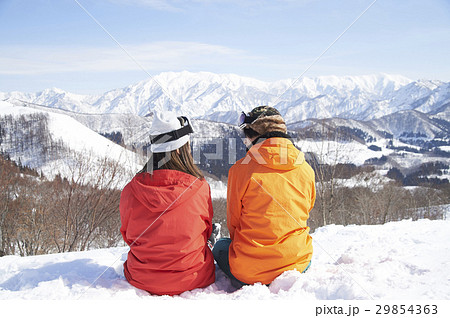 スキー場 寄り添うカップル スキー場 寄り添うカップル 29854363