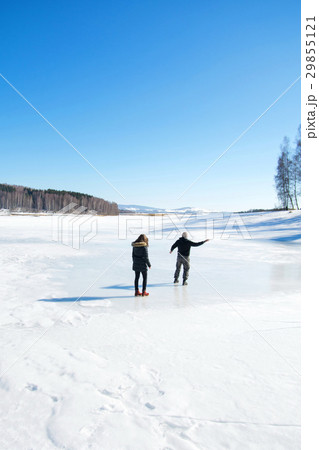 Couple skating on the frozen lake 29855121