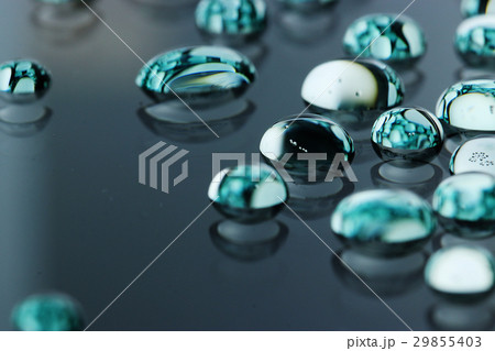 ガラス玉のような水滴 29855403