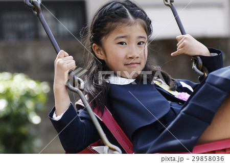 少女　女の子　編み上げ　人物　女性　6歳　日本人　黒髪　ロング　顔　表情 29858036