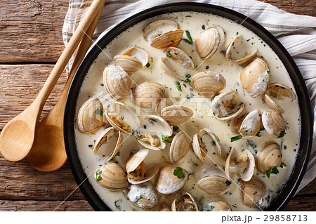 Stewed clam in a creamy sauce with herb 29858713