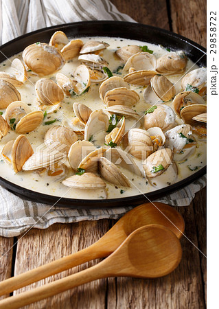 Clam in creamy sauce with herbs and garlic Clam in creamy sauce with herbs and garlic 29858722