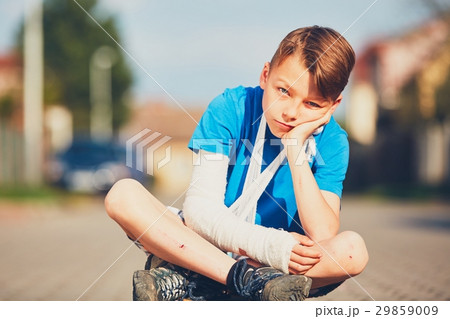 Boy with broken hand 29859009