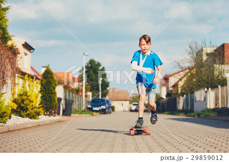 Boy with broken hand 29859012