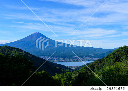 山梨　富士山と河口湖畔　御坂峠 29861676