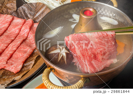 高級和牛でしゃぶしゃぶ　 Japanese beef shabu-shabu set 29861844