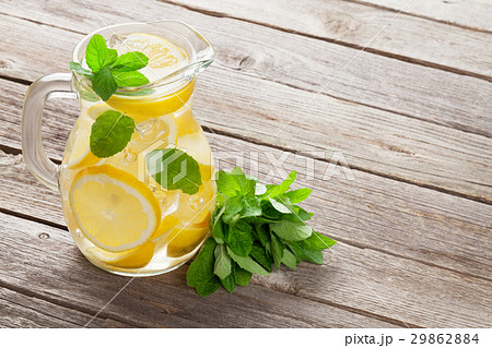 Lemonade with lemon, mint and ice Lemonade with lemon, mint and ice 29862884