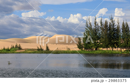 Lake and white dunes Lake and white dunes 29863375