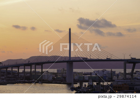 福岡市のランドマーク 荒津大橋の夕景 29874114