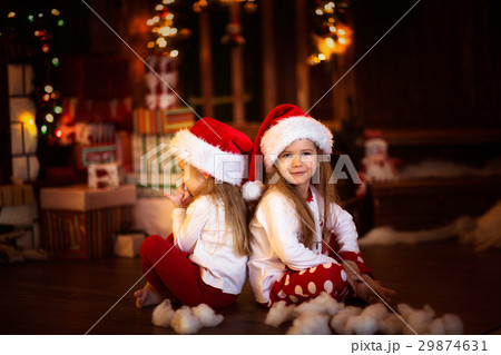 Girls sister friends  Christmas tree 29874631